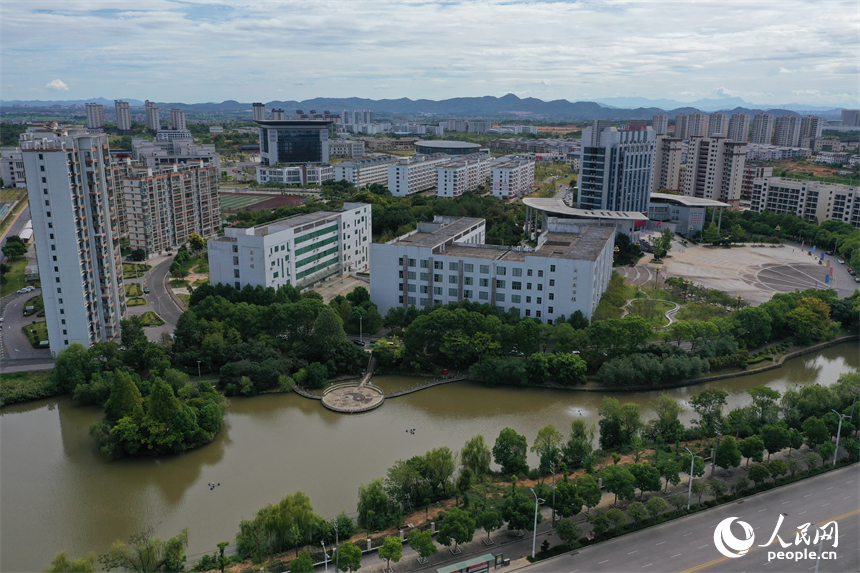 航拍镜头下的抚州医药学院校园。人民网记者 时雨摄