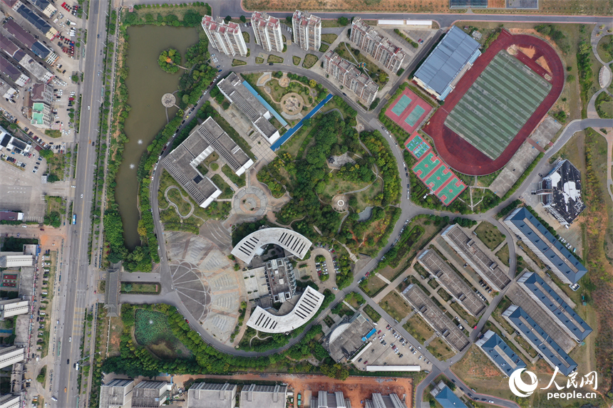 航拍镜头下的抚州医药学院校园。人民网记者 时雨摄