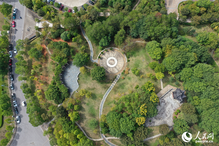 航拍镜头下的抚州医药学院校园。人民网记者 时雨摄