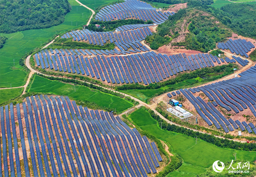 德興市香屯街道蘭村村20MW集中式光伏電站，荒山坡上的一排排光伏發電板熠熠生輝，源源不斷地輸出綠色電能。人民網 朱海鵬攝
