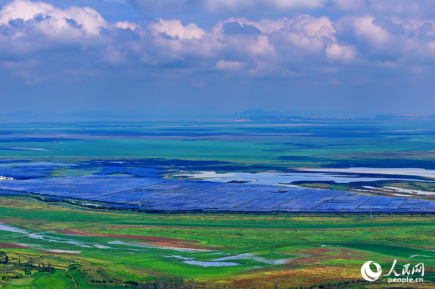 共青城市江益鎮帥家村，連片的藍色光伏發電板整齊排列、蔚為壯觀，與農田、湖泊等構成一幅色彩斑斕的田園畫卷。人民網 朱海鵬攝