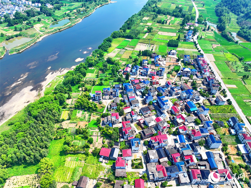 德兴市香屯街道柏垣村，鳞次栉比的房屋与蜿蜒的乐安江相映成景，构成一幅河畅、水清、岸绿的和美乡村画卷。人民网 朱海鹏摄