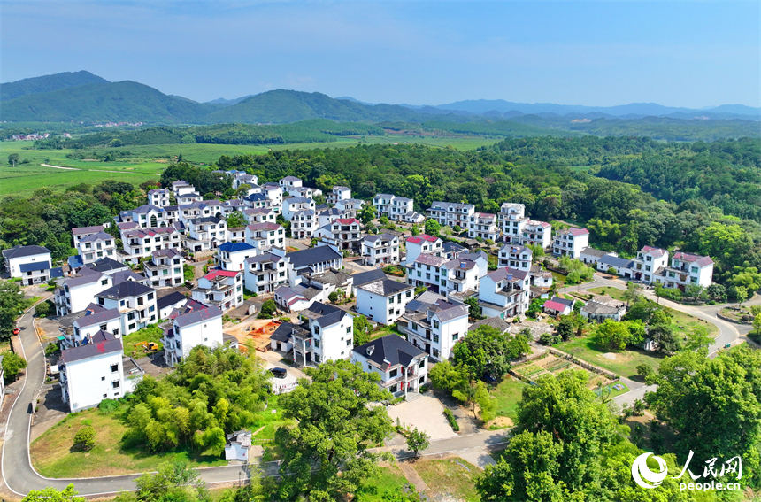 德兴市香屯街道柏垣村，鳞次栉比的房屋与蜿蜒的乐安江相映成景，构成一幅河畅、水清、岸绿的和美乡村画卷。人民网 朱海鹏摄