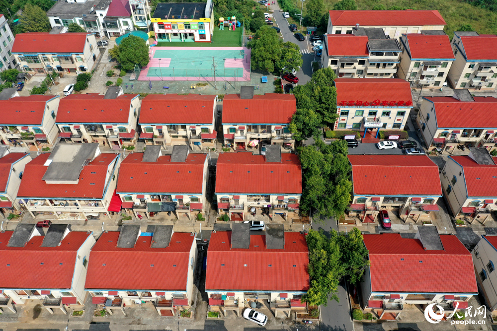 航拍镜头下江西上高县敖山镇归侨少数民族聚居村洋林村风景秀美。人民网记者 时雨摄