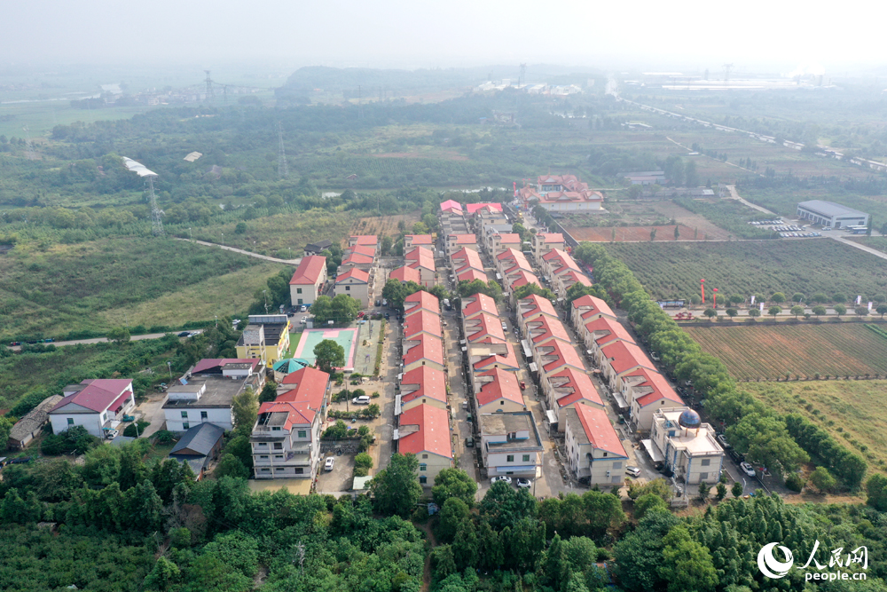 航拍镜头下江西上高县敖山镇归侨少数民族聚居村洋林村风景秀美。人民网记者 时雨摄