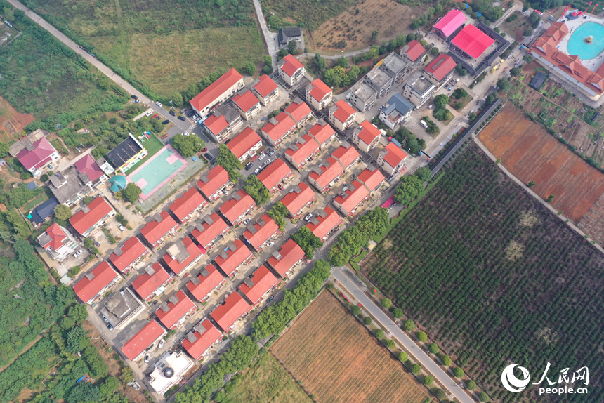 航拍镜头下江西上高县敖山镇归侨少数民族聚居村洋林村风景秀美。人民网记者 时雨摄