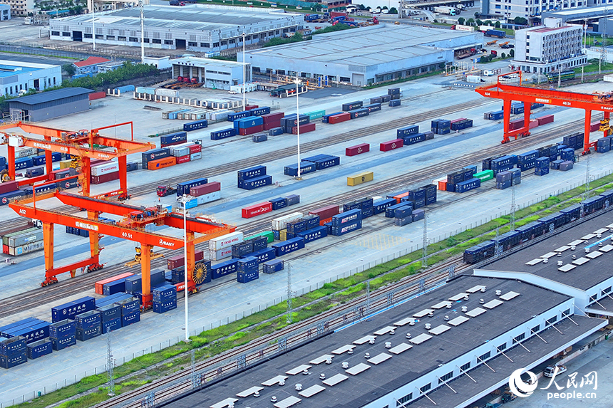 江西省赣州市南康区龙岭镇的赣州国际陆港运输作业繁忙