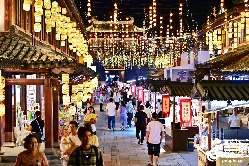 贛州市章貢區江南宋城歷史文化街區，燈光璀璨，游人如織。人民網 朱海鵬攝