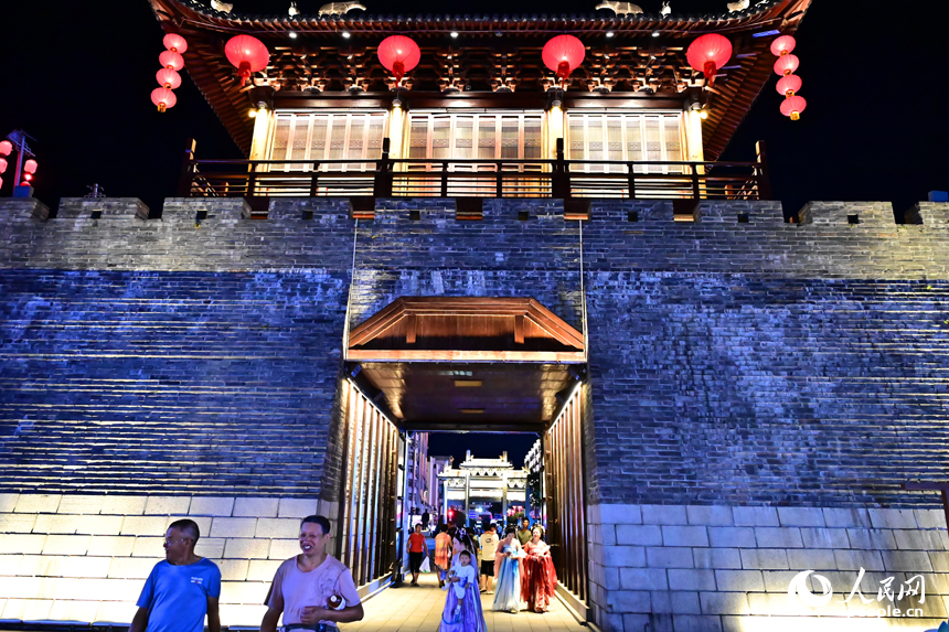 贛州市章貢區江南宋城歷史文化街區，燈光璀璨，游人如織。人民網 朱海鵬攝