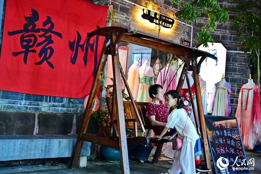 贛州市章貢區江南宋城歷史文化街區，燈光璀璨，游人如織。人民網 朱海鵬攝