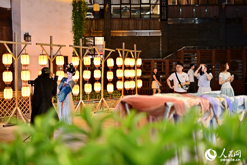 贛州市章貢區江南宋城歷史文化街區，燈光璀璨，游人如織。人民網 朱海鵬攝