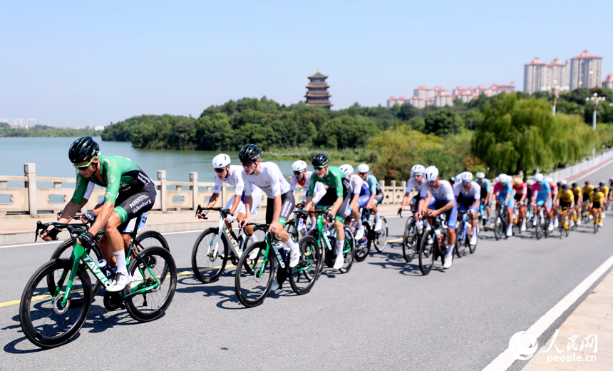 第十三届环鄱阳湖国际自行车大赛永修站16日在永修县吴城镇启航，图为选手们在赛道竞速。人民网记者 时雨摄