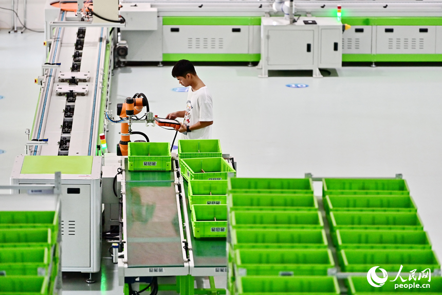 技术员在进行智能制造系统测算和模型训练。人民网 朱海鹏摄