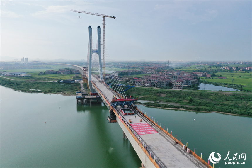 昌九高铁隆兴大桥跨赣江南支主桥成功合龙，这也标志着昌九高铁隆兴大桥跨赣江主桥全部合龙。人民网记者 时雨摄