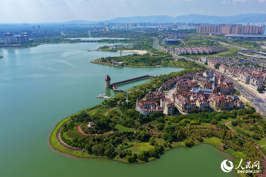 秋日的南昌九龙湖公园，呈现出一幅“水清岸绿、城水相融”的生态画卷。人民网记者 毛思远摄