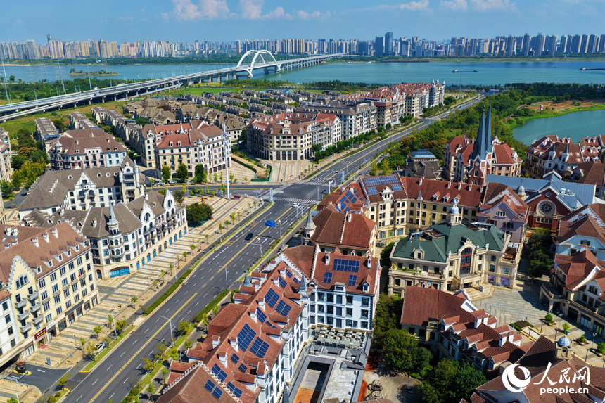 秋日的南昌九龙湖公园，呈现出一幅“水清岸绿、城水相融”的生态画卷。人民网记者 毛思远摄