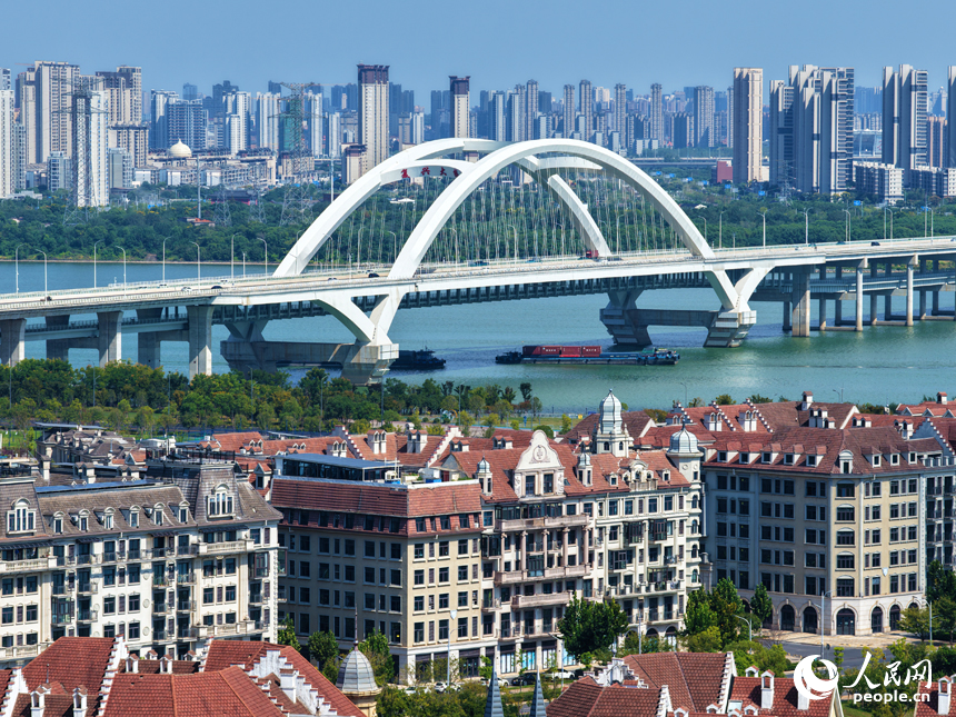 秋日的南昌九龙湖公园，呈现出一幅“水清岸绿、城水相融”的生态画卷。人民网记者 毛思远摄