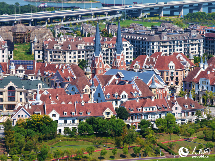 秋日的南昌九龙湖公园，呈现出一幅“水清岸绿、城水相融”的生态画卷。人民网记者 毛思远摄