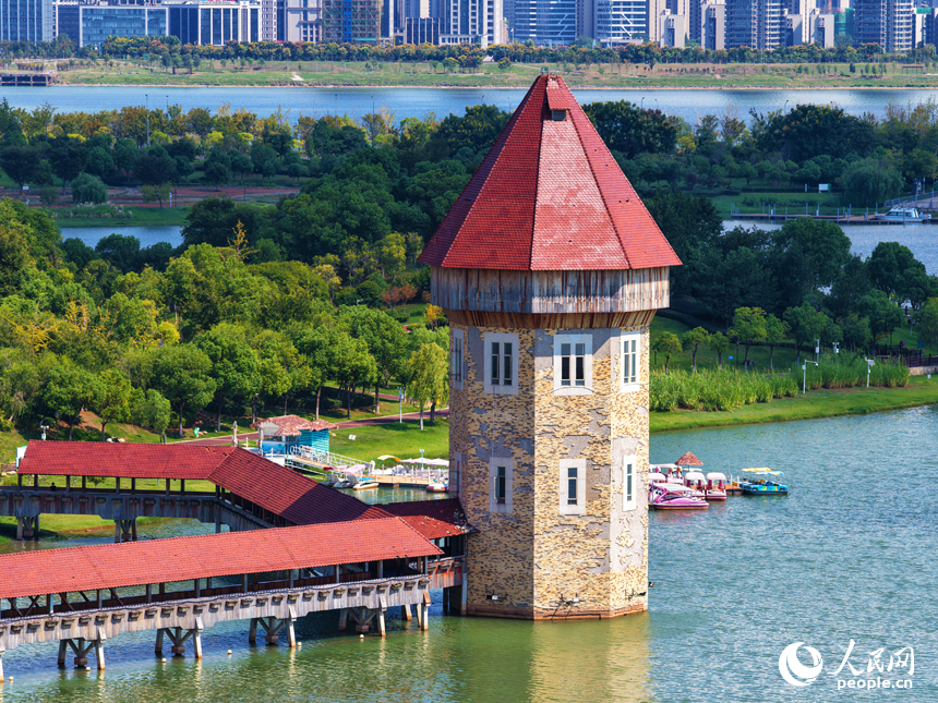 秋日的南昌九龙湖公园，呈现出一幅“水清岸绿、城水相融”的生态画卷。人民网记者 毛思远摄