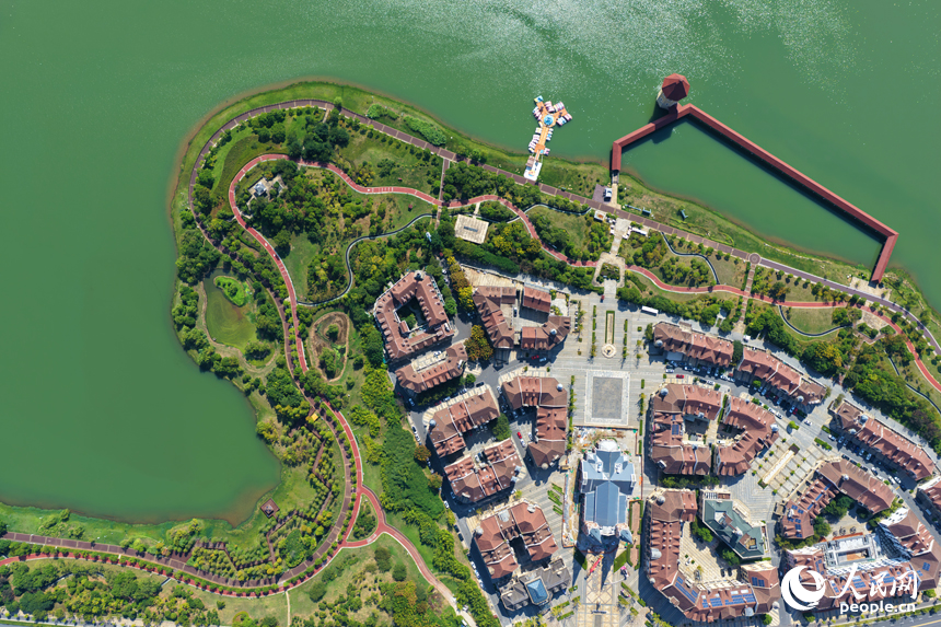 秋日的南昌九龙湖公园，呈现出一幅“水清岸绿、城水相融”的生态画卷。人民网记者 毛思远摄