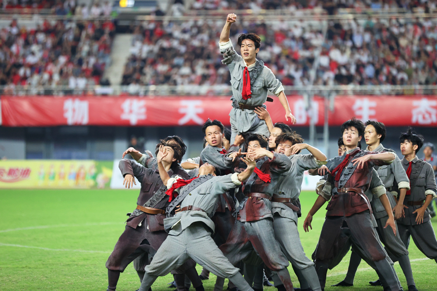 现场文艺表演。叶孟哲摄