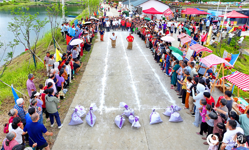 贛州市上猶縣營前鎮下灣村，村民在參加趣味運動會，樂享豐收的喜悅。人民網 朱海鵬攝