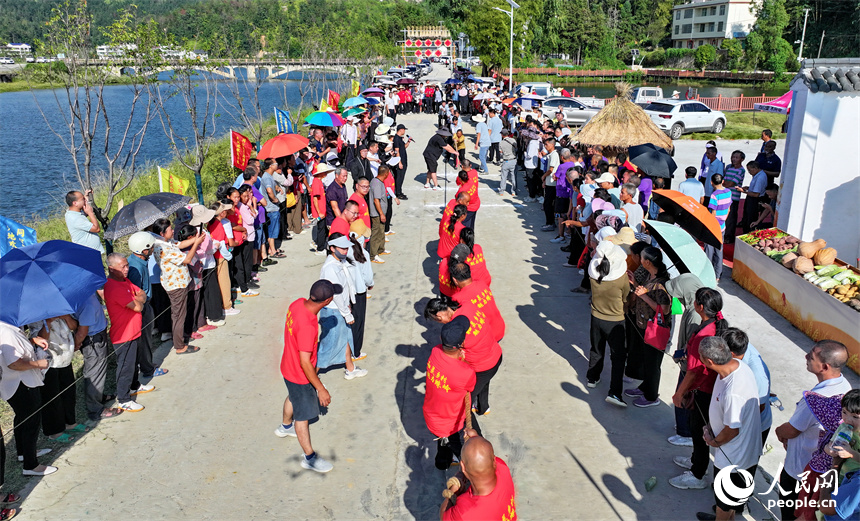 赣州市上犹县营前镇下湾村，村民在参加趣味运动会，乐享丰收的喜悦。人民网 朱海鹏摄