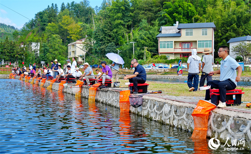 赣州市上犹县营前镇下湾村，村民在参加趣味运动会，乐享丰收的喜悦。人民网 朱海鹏摄