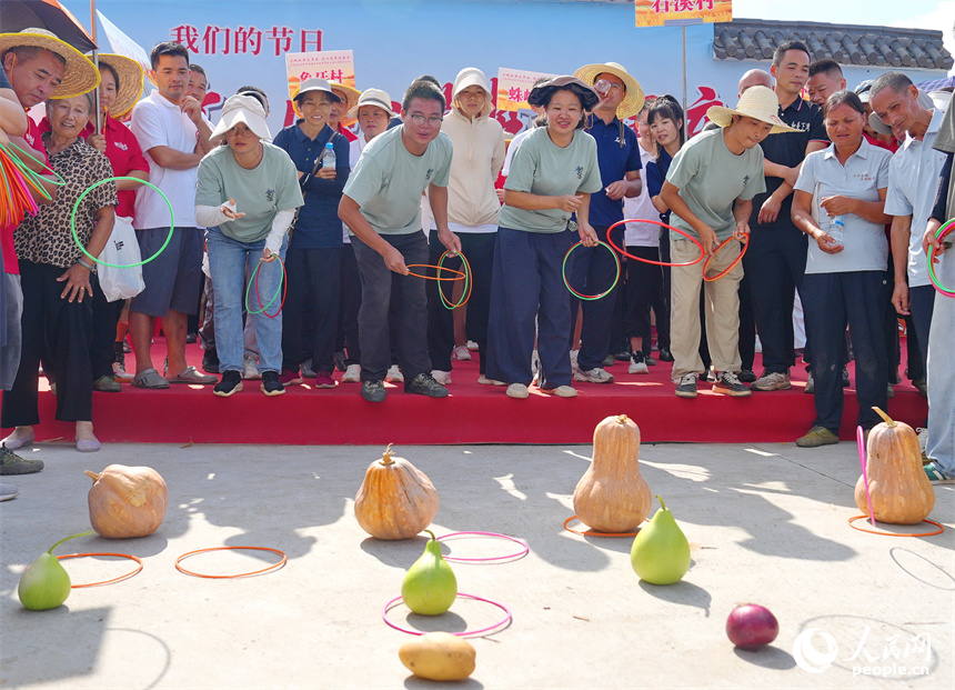 赣州市上犹县营前镇下湾村，村民在参加趣味运动会，乐享丰收的喜悦。人民网 朱海鹏摄