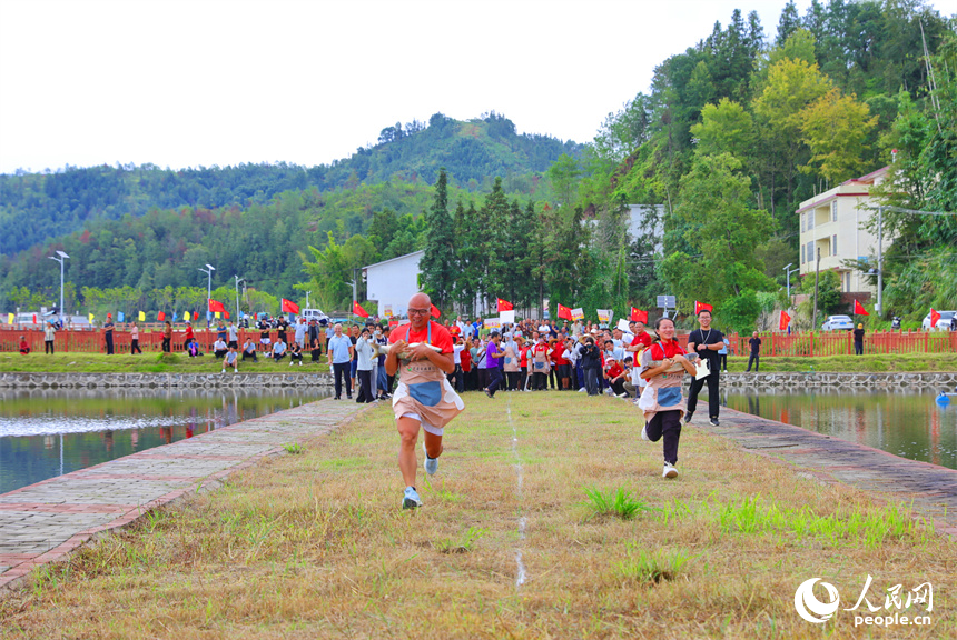 赣州市上犹县营前镇下湾村，村民在参加趣味运动会，乐享丰收的喜悦。人民网 朱海鹏摄