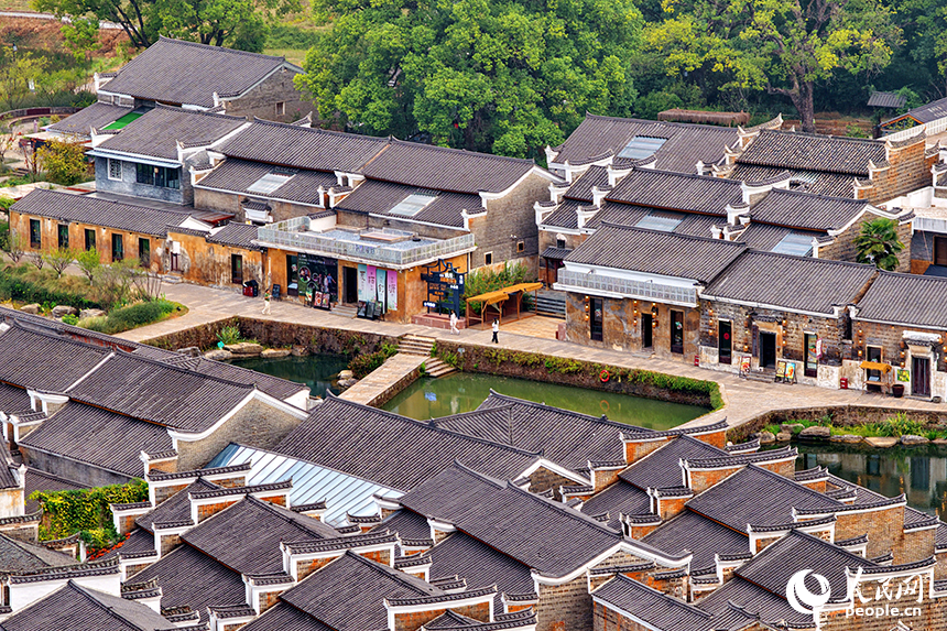 吉安市吉州区兴桥镇钓源古村，一栋栋修葺一新的赣派古建筑焕发新活力，吸引不少游客前来游玩。人民网 朱海鹏摄