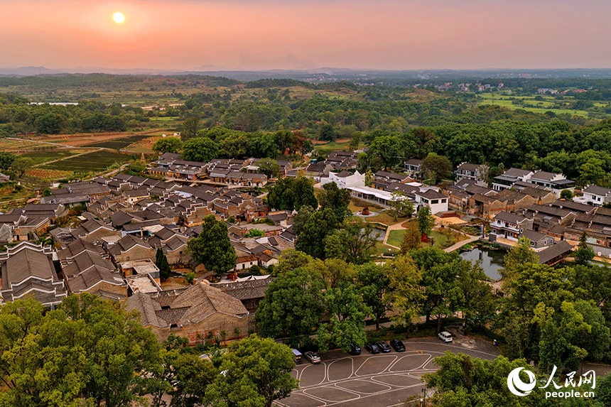 吉安市吉州区兴桥镇钓源古村，一栋栋修葺一新的赣派古建筑焕发新活力，吸引不少游客前来游玩。人民网 朱海鹏摄