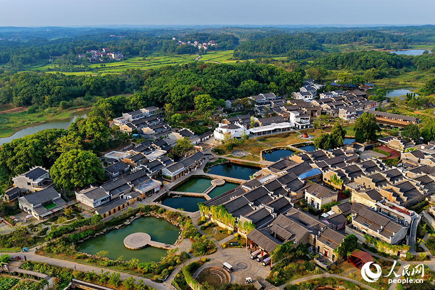 吉安市吉州區興橋鎮釣源古村，一棟棟修葺一新的贛派古建筑煥發新活力，吸引不少游客前來游玩。人民網 朱海鵬攝