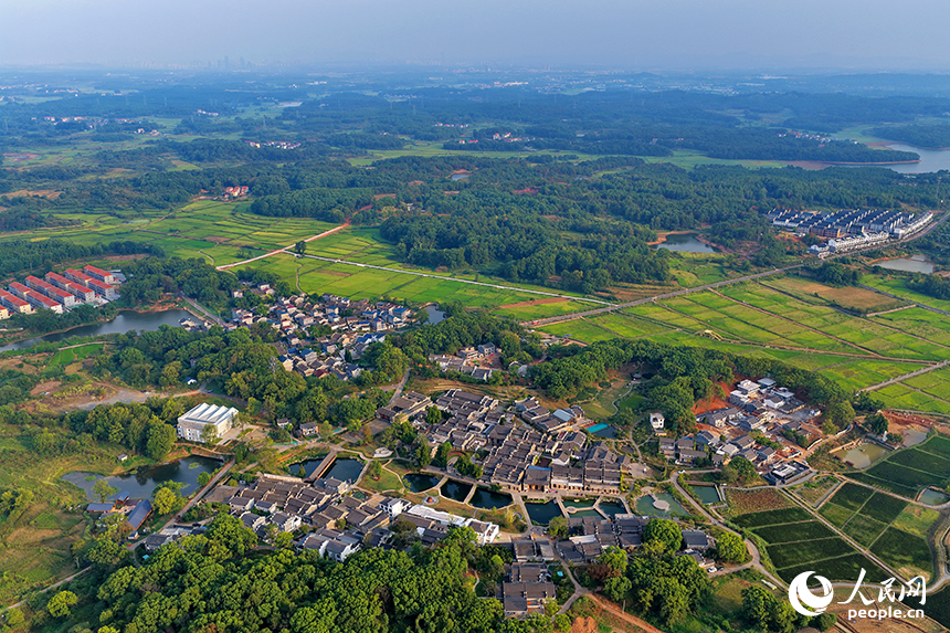 吉安市吉州區興橋鎮釣源古村，一棟棟修葺一新的贛派古建筑煥發新活力，吸引不少游客前來游玩。人民網 朱海鵬攝