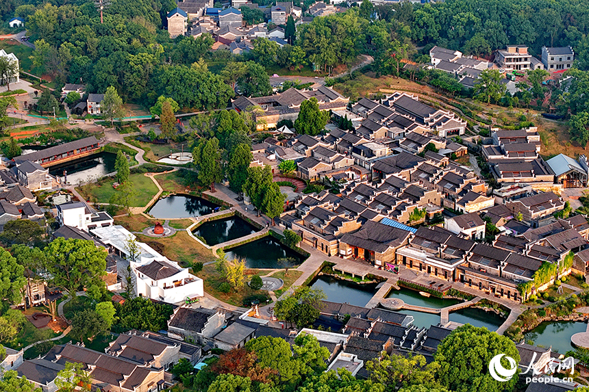 吉安市吉州区兴桥镇钓源古村,一栋栋修葺一新的赣派古建筑焕发新活力,吸引不少游客前来游玩。人民网 朱海鹏摄