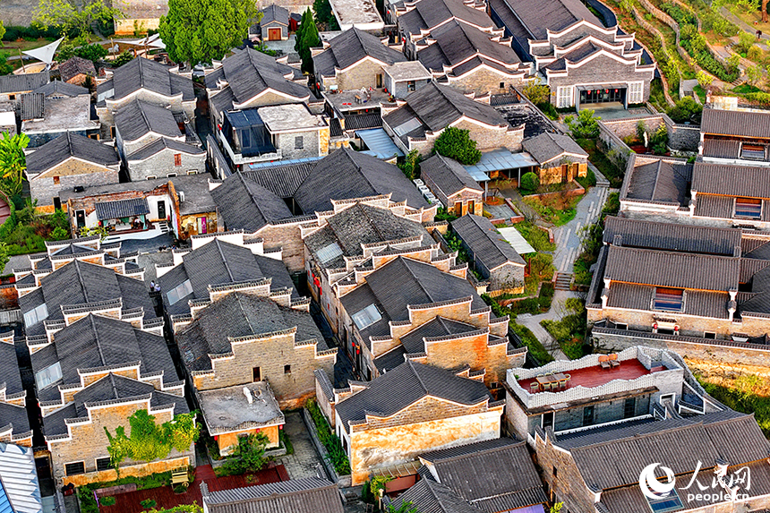 吉安市吉州區興橋鎮釣源古村，一棟棟修葺一新的贛派古建筑煥發新活力，吸引不少游客前來游玩。人民網 朱海鵬攝