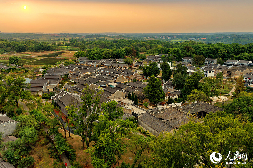 吉安市吉州區興橋鎮釣源古村，一棟棟修葺一新的贛派古建筑煥發新活力，吸引不少游客前來游玩。人民網 朱海鵬攝