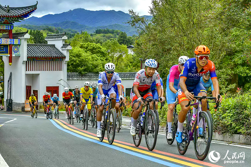贛州市安遠縣，參賽選手正在進行自行車騎行比賽，樂享運動的快樂。人民網 朱海鵬攝