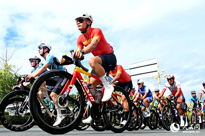 贛州市安遠縣，參賽選手正在進行自行車騎行比賽，樂享運動的快樂。人民網 朱海鵬攝