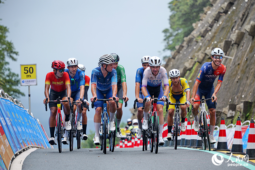 贛州市安遠縣，參賽選手正在進行自行車騎行比賽，樂享運動的快樂。人民網 朱海鵬攝