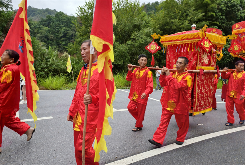 “傳統花轎竹筏迎親”民俗表演生動還原古代村民迎親場景,成為景區文化體驗的新亮點。人民網記者 時雨攝