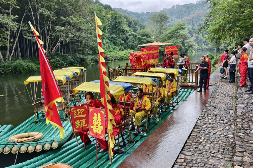“传统花轿竹筏迎亲”民俗表演生动还原古代村民迎亲场景，成为景区文化体验的新亮点。人民网记者 时雨摄