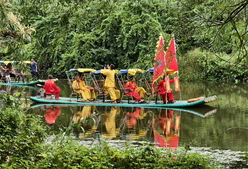 “傳統花轎竹筏迎親”民俗表演生動還原古代村民迎親場景，成為景區文化體驗的新亮點。人民網記者 時雨攝