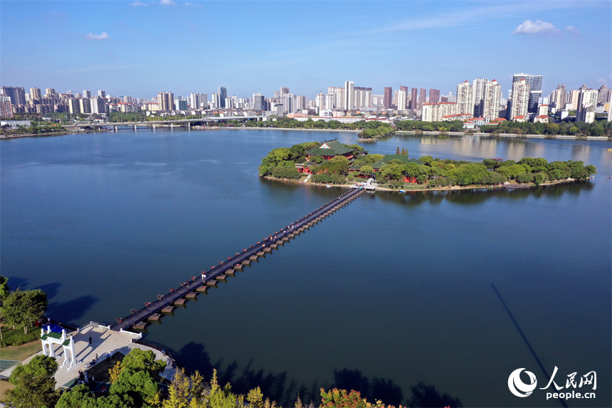 由39艘鋼浮船拼接而成的浮橋連接象湖西岸與湖心島豫章書院。人民網記者 時雨攝