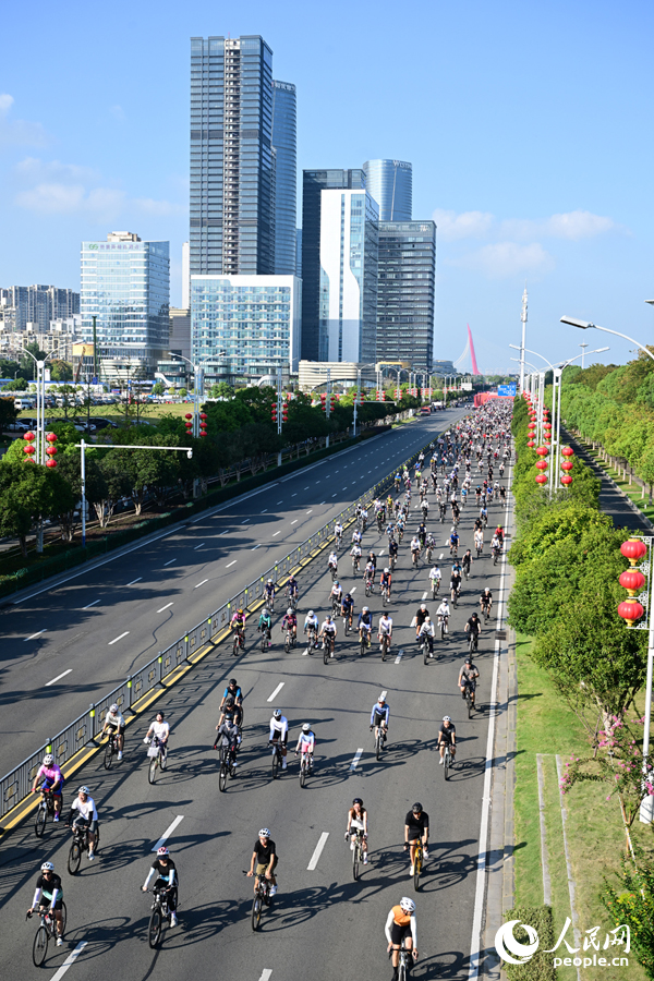 “愛我英雄城 騎行閱贛江”2025年南昌市自行車騎行活動舉行。人民網記者 時雨攝