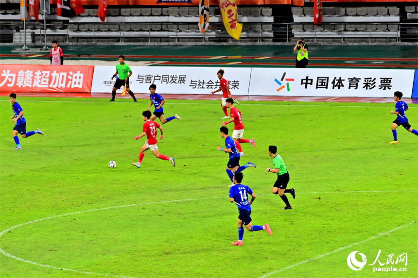 雙方球員在場上激烈拼搶。人民網 朱海鵬攝