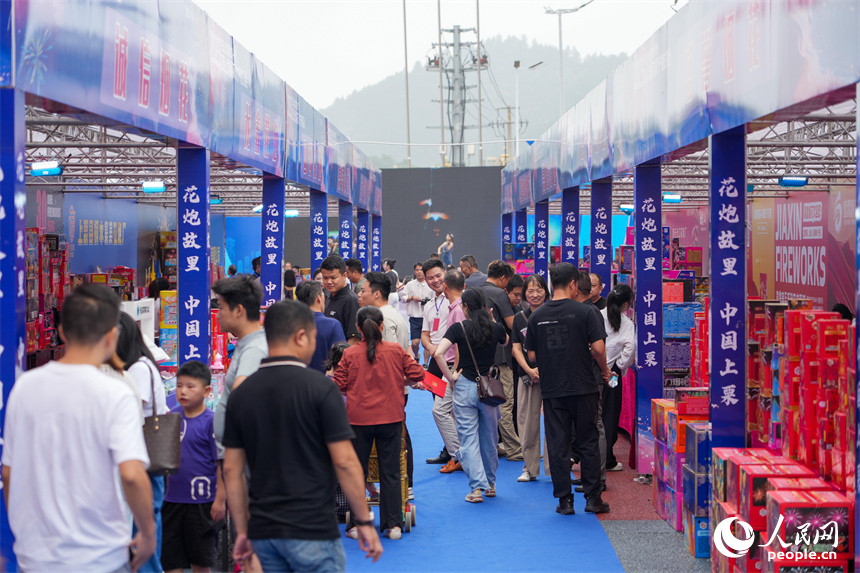 交易会现场客商们或参观、或洽谈，人气火爆。 人民网 涂诗轩摄