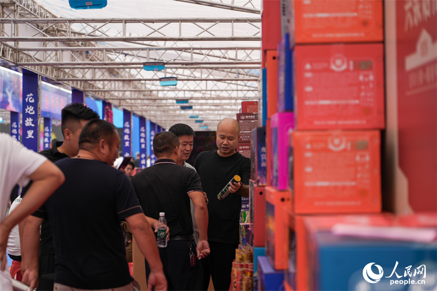 交易会现场客商们或参观、或洽谈，人气火爆。 人民网 涂诗轩摄
