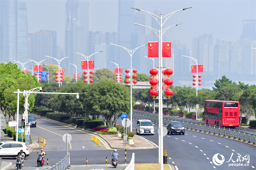 江西南昌紅谷灘贛江大道沿線，鮮艷的國旗與大紅燈籠交相輝映，構成了一片絢麗的“中國紅”海洋。人民網記者 時雨攝