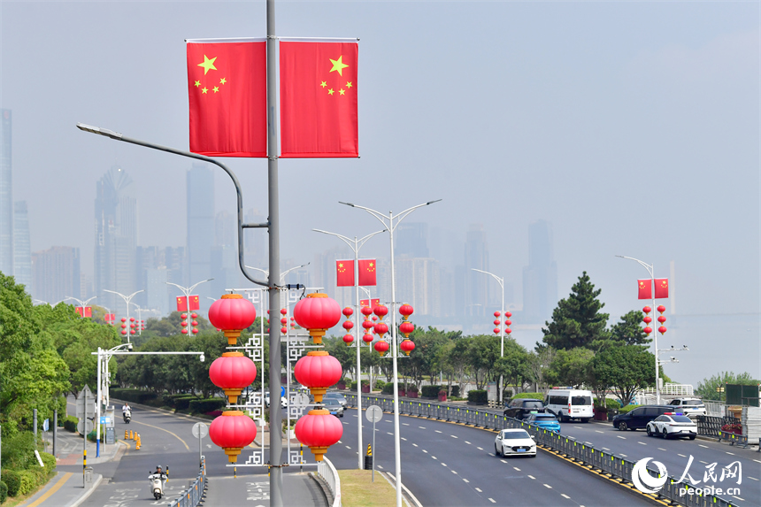 江西南昌紅谷灘贛江大道沿線，鮮艷的國旗與大紅燈籠交相輝映，構成了一片絢麗的“中國紅”海洋。人民網記者 時雨攝